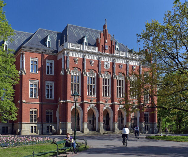 Za te studia w Polsce zapłacisz fortunę. Czesne sięga nawet 83 tysięcy złotych