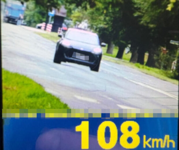 108 km/h obok szkoły podstawowej. 75-latek stracił prawo jazdy