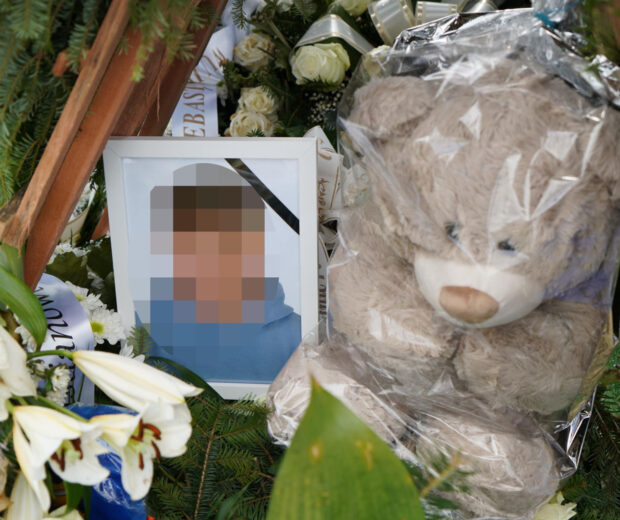 Białe kwiaty i pluszowy miś na grobie 14-letniego Sebastiana. Chłopiec zginął na przejeździe